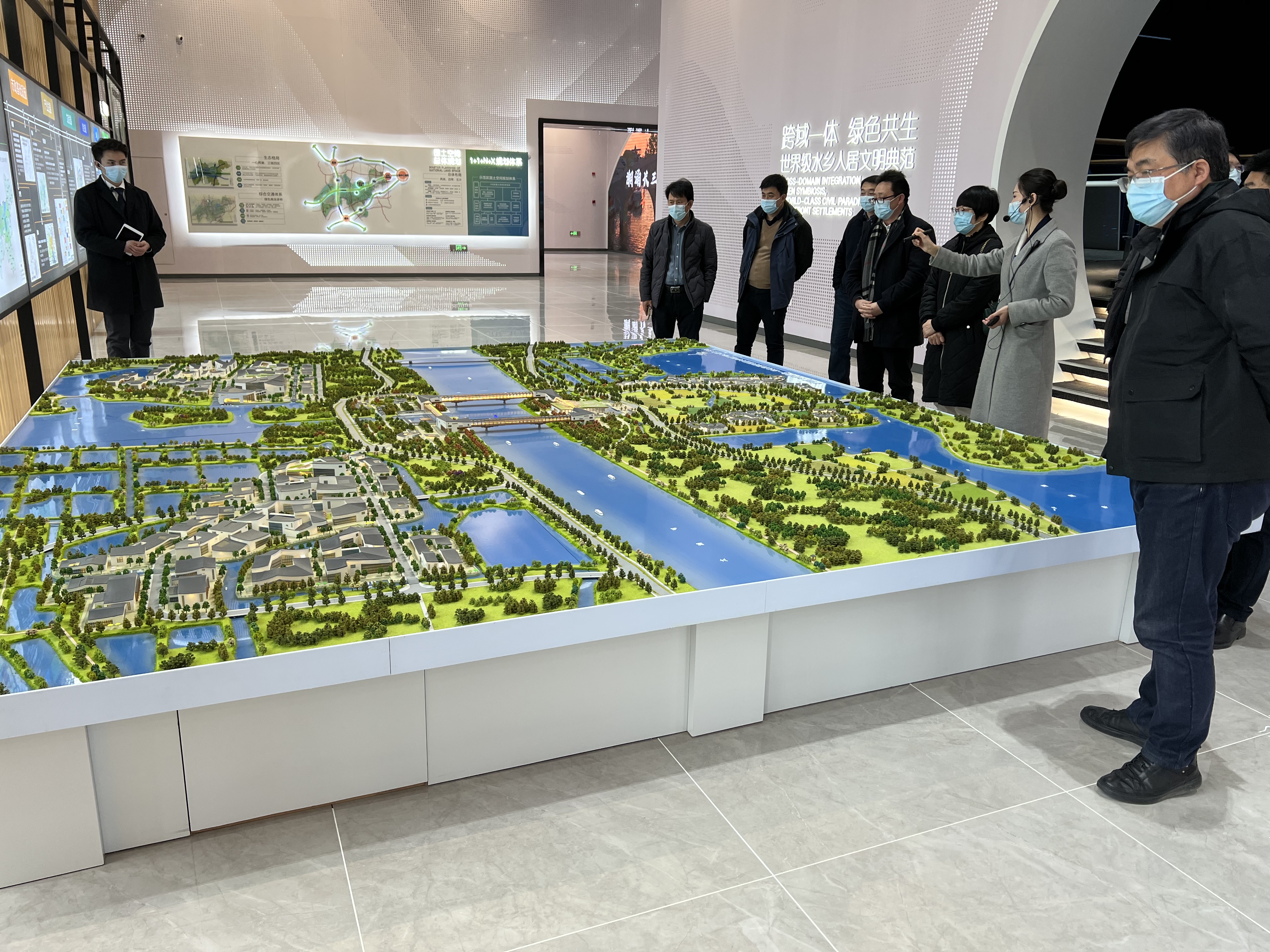 在水乡客厅调研长三角生态绿色一体化发展示范区建设情况