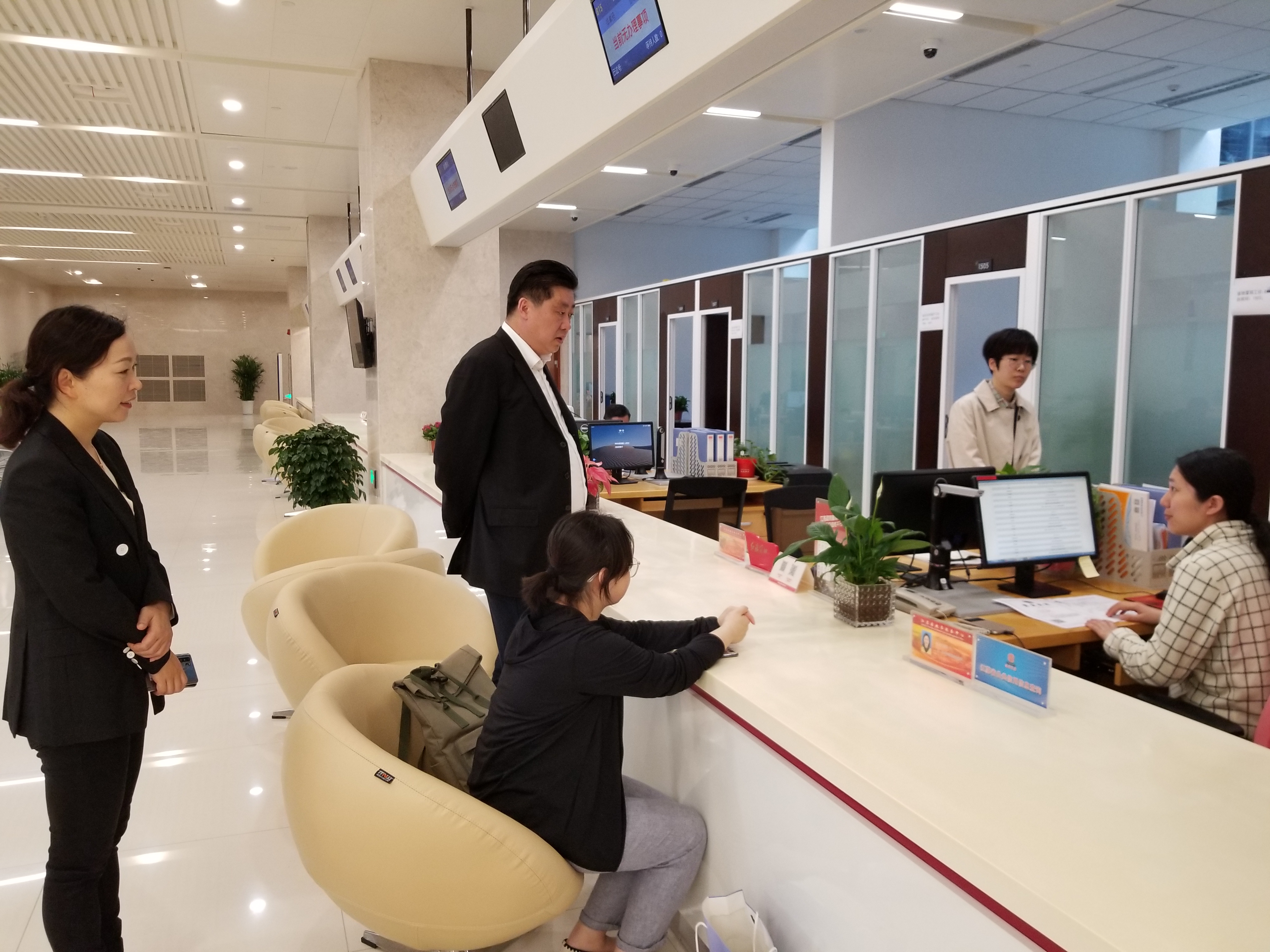 赵建军副主任视察我委驻省政务服务中心窗口工作并看望慰问工作人员