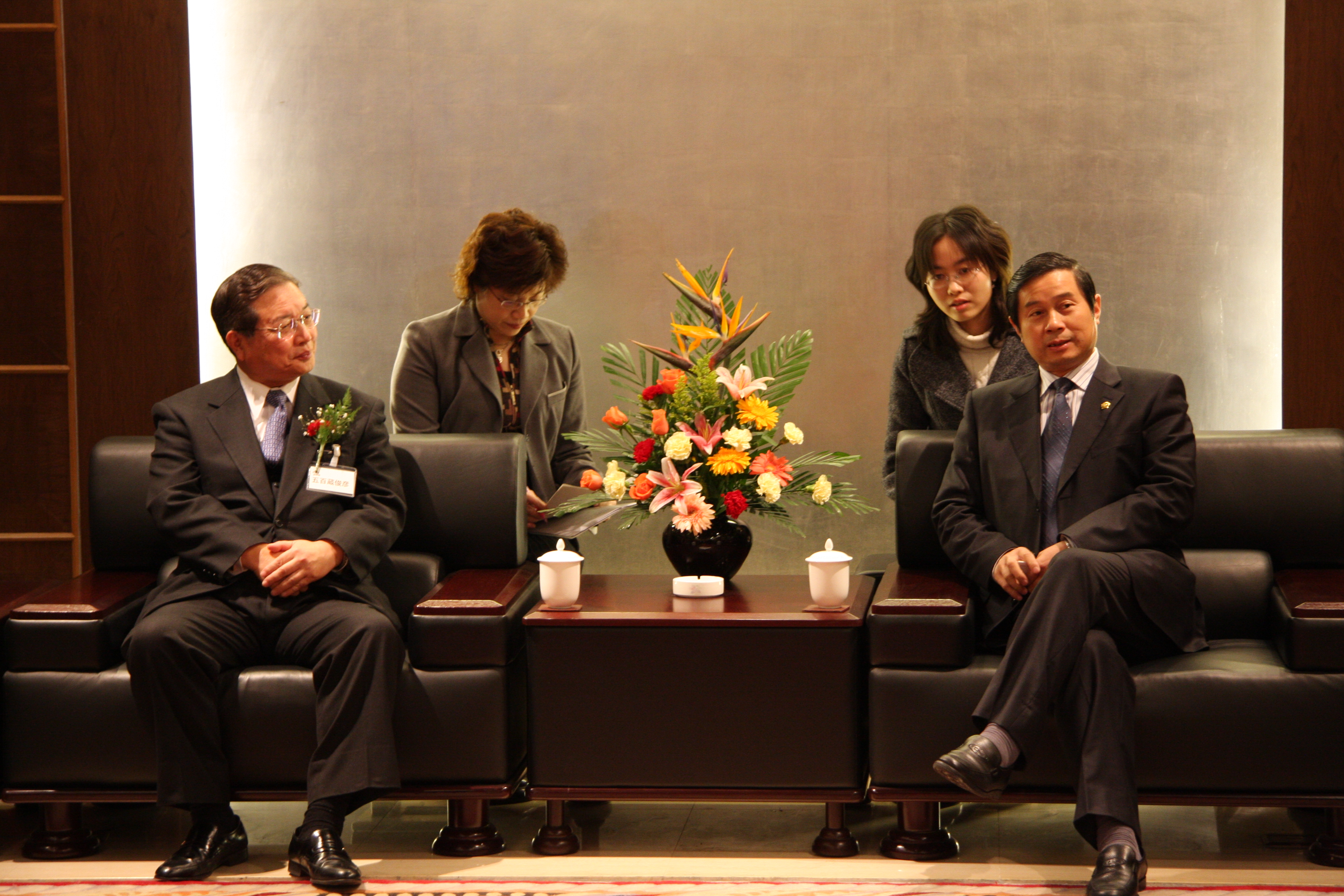 日方代表团由兵库县副知事五佰藏俊彦,神户市副市长鹈崎功